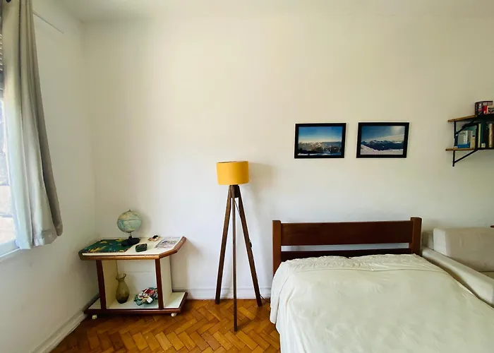Studio completo no Catete, em andar alto, com vista livre , próximo Metrô e praia do Flamengo, ar , wifi, tv, pauloangerami RC214 Rio de Janeiro